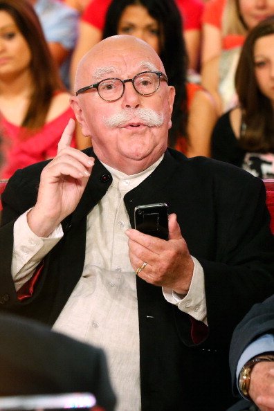 Jean-Paul Rouland, 86 ans, présente son livre "Petites histoires de mon Show Biz" dans "Vivement Dimanche".|Photo : Getty Images. Jean-Paul Rouland, 86 ans, présente son livre "Petites histoires de mon Show Biz" dans "Vivement Dimanche".|Photo : Getty Images.