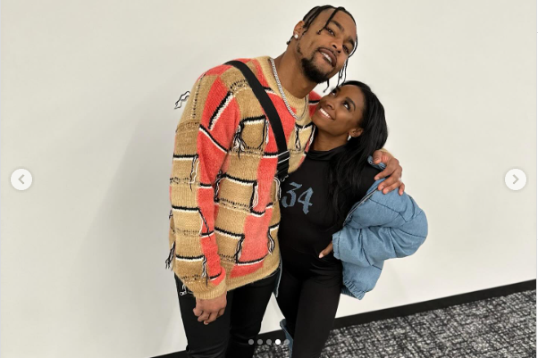 Jonathan Owens and Simone Biles posing for a picture, posted on December 22, 2023 | Source: Instagram/jowens