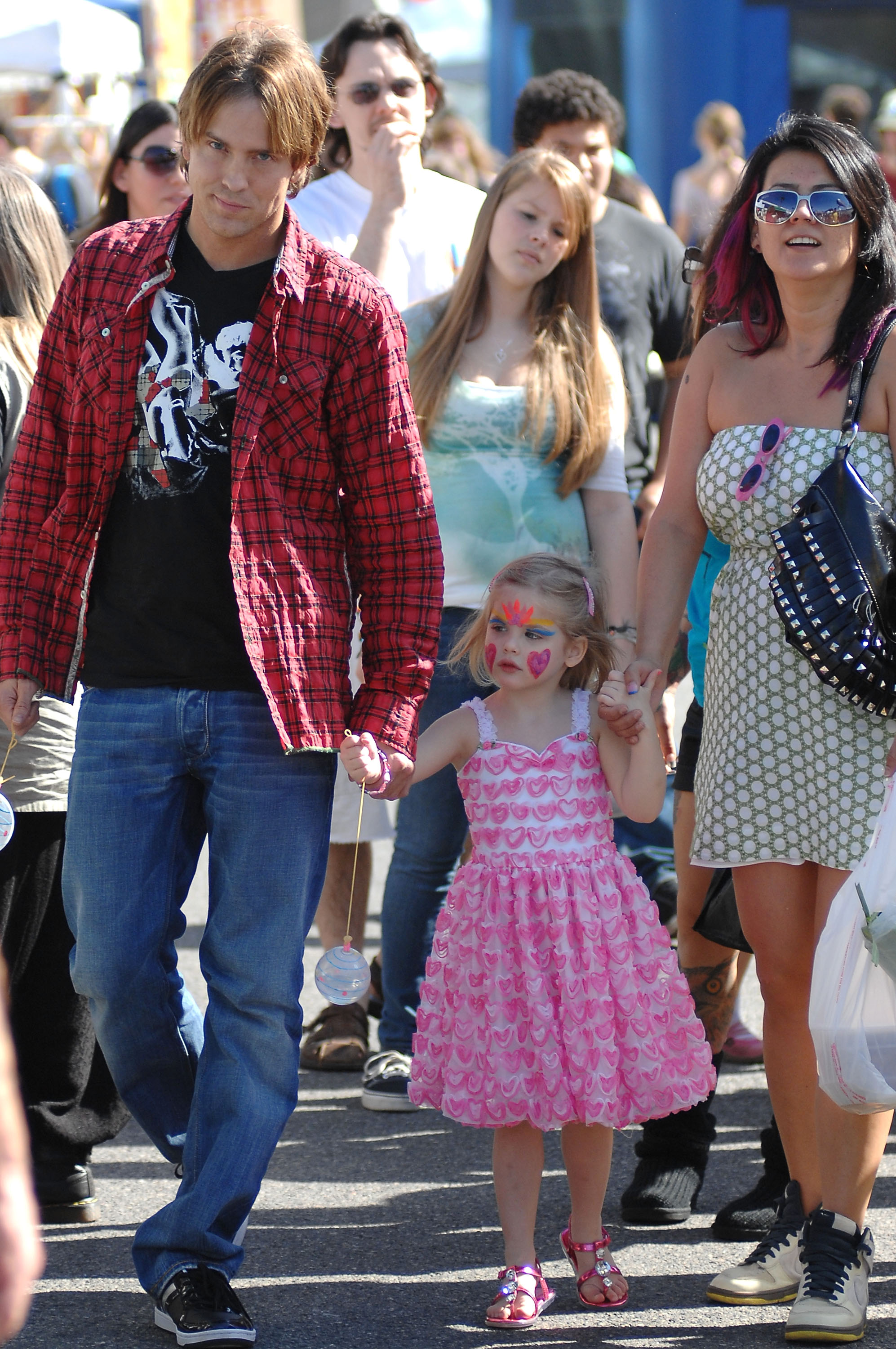 Larry Birkhead and his daughter Dannielynn in Los Angeles, California, on February 14, 2010. | Source: Getty Images