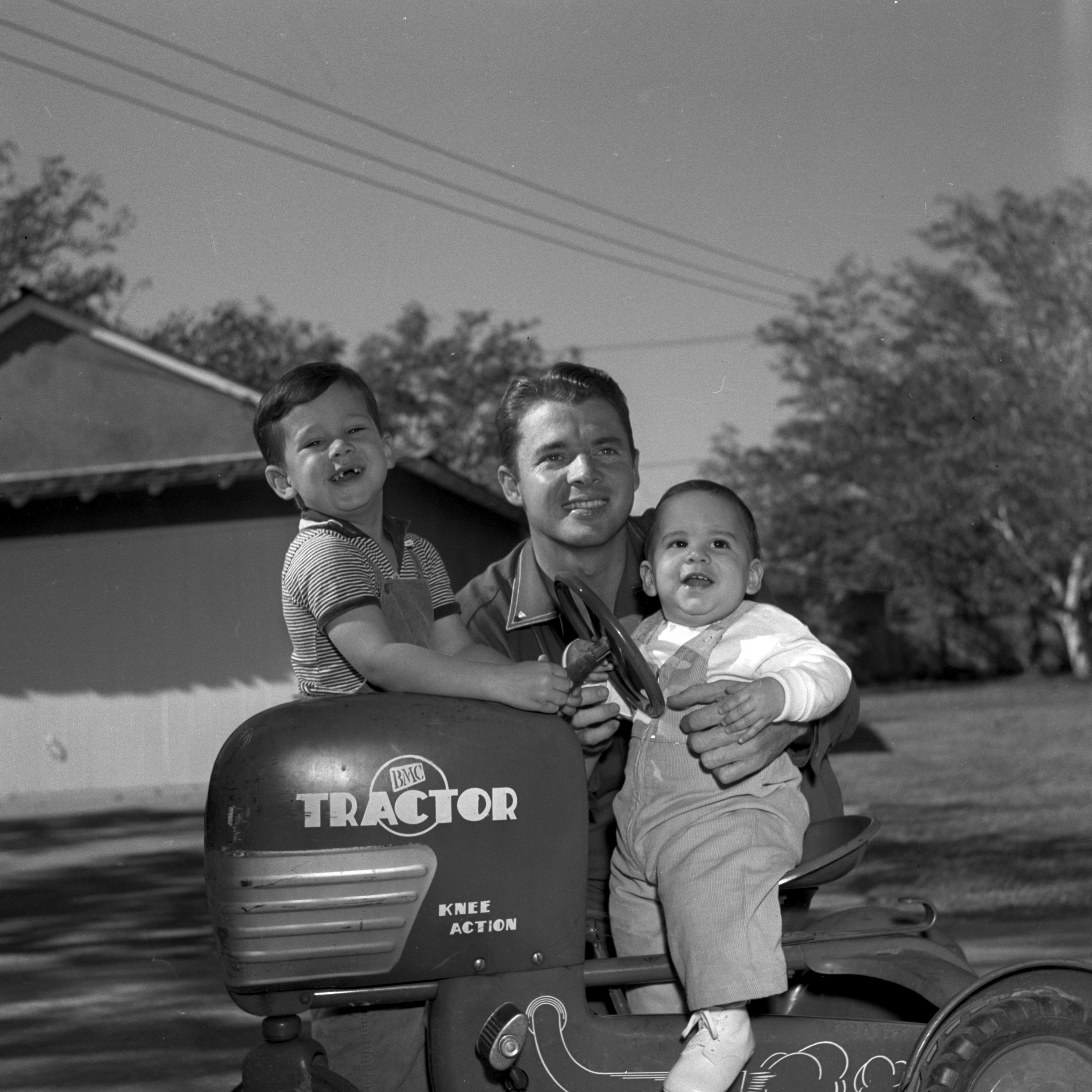 Audie Murphy poses with sons Terry and James circa 1954 in Perris, California | Source: Getty Images