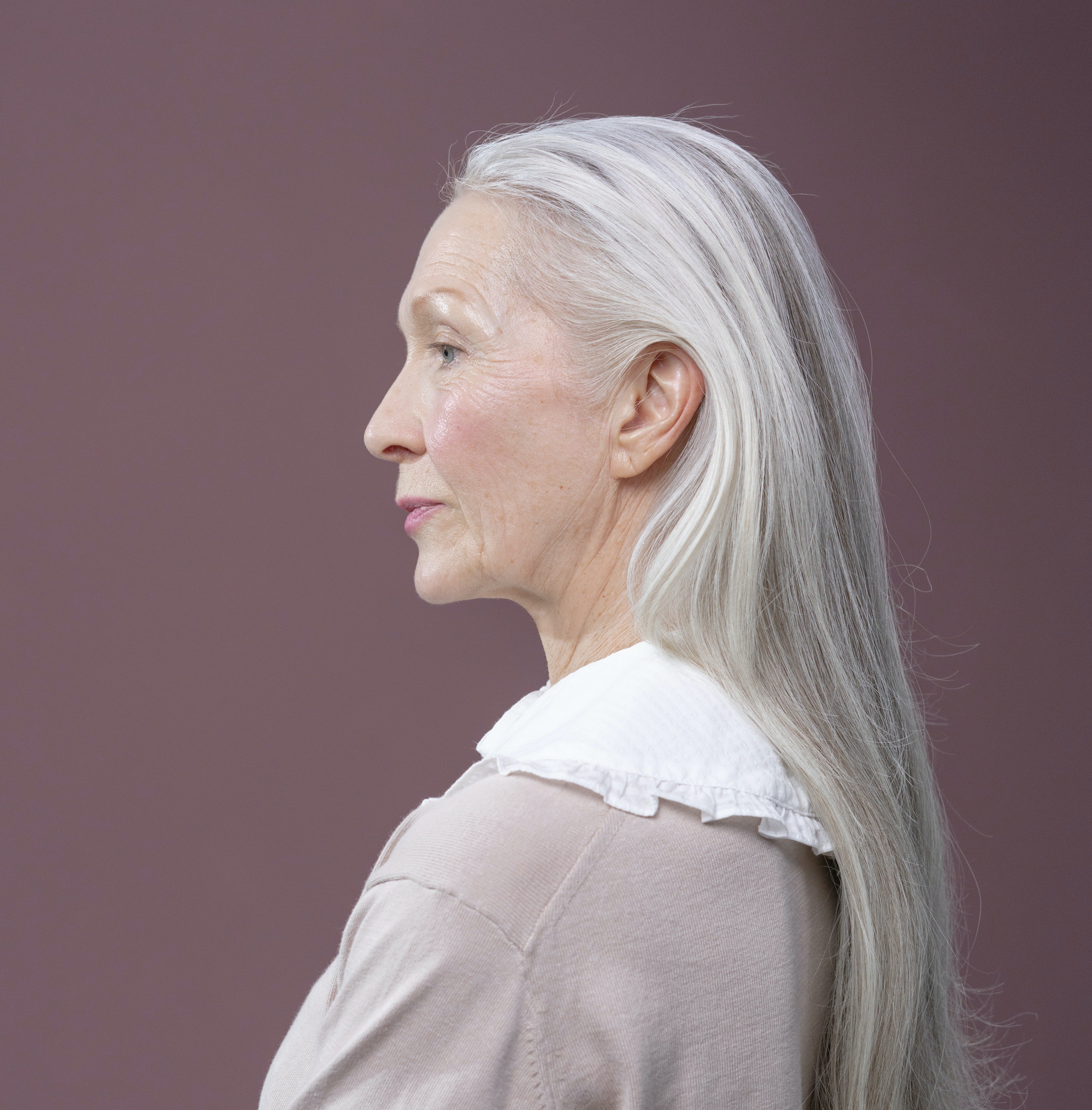 Una mujer mayor posando de perfil. | Foto: Pexels