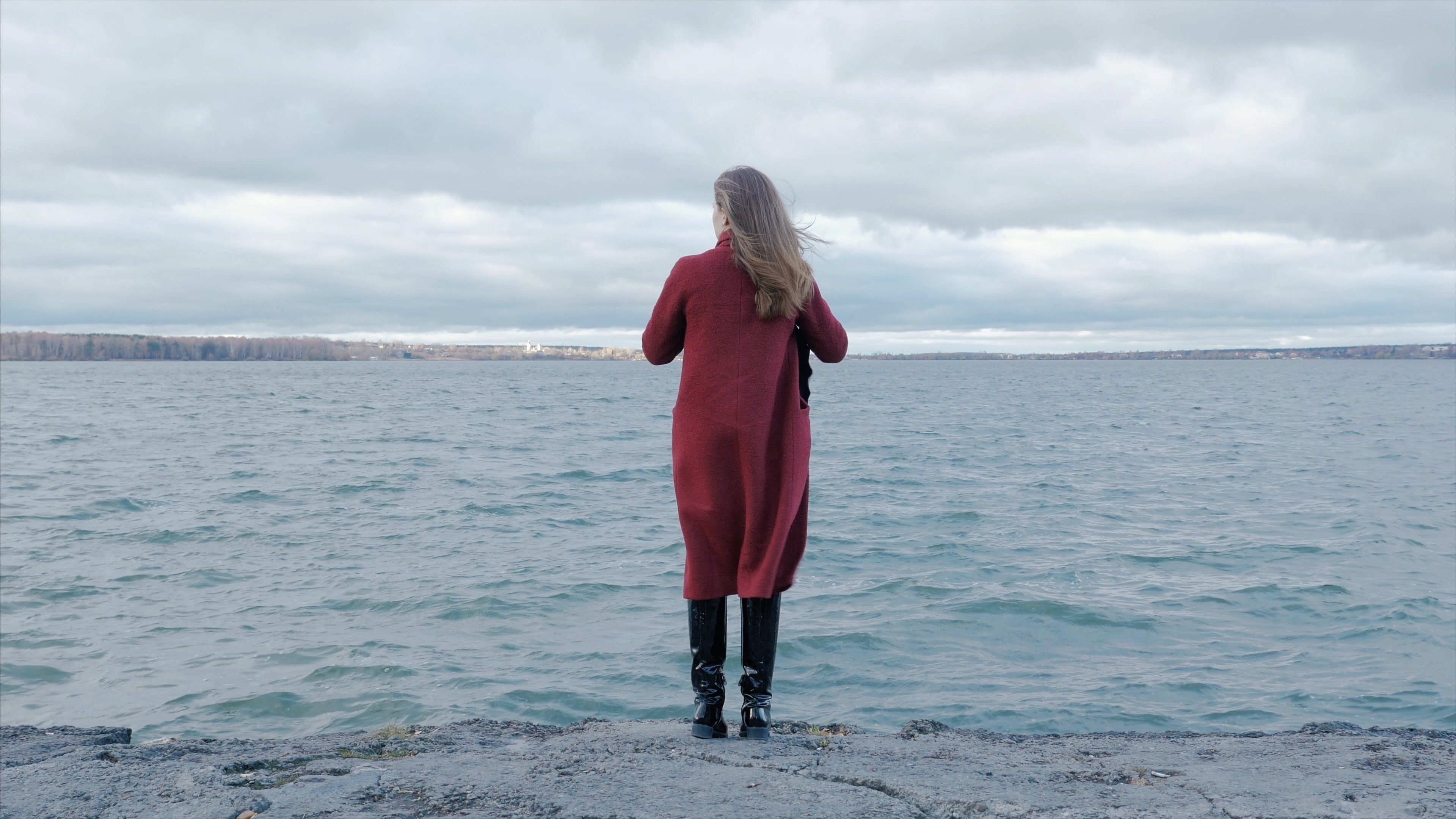 Femme debout sur la plage. | Photo : Shutterstock