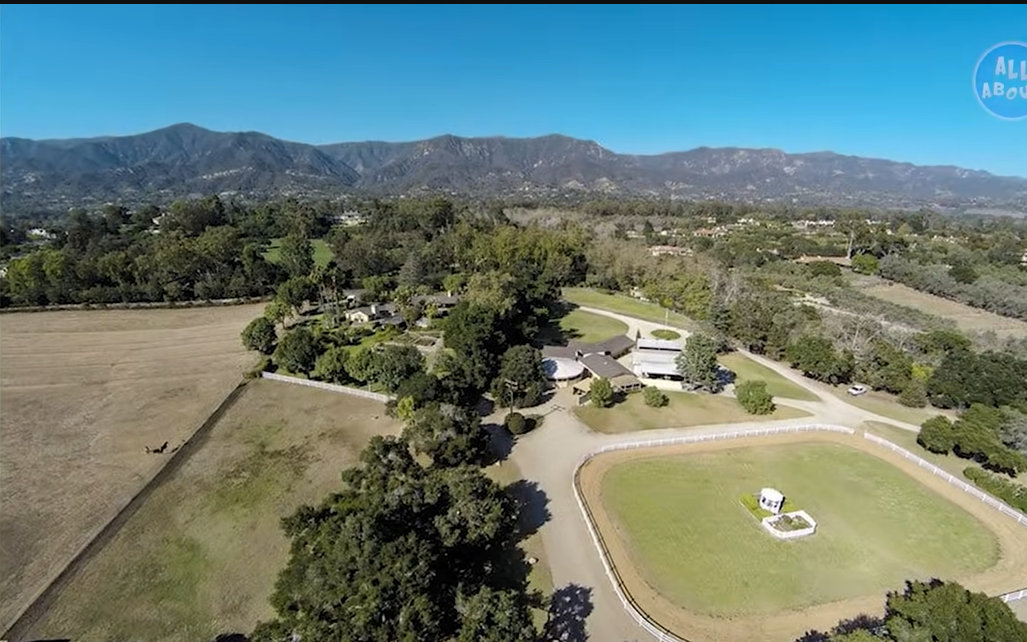 Vista general de las vastas hectáreas de terreno de Oprah Winfrey en Montecito, California | Foto: YouTube@FamousEntertainment