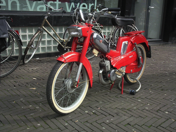 Une mobylette rouge. l Source: Flickr Une mobylette rouge. l Source: Flickr