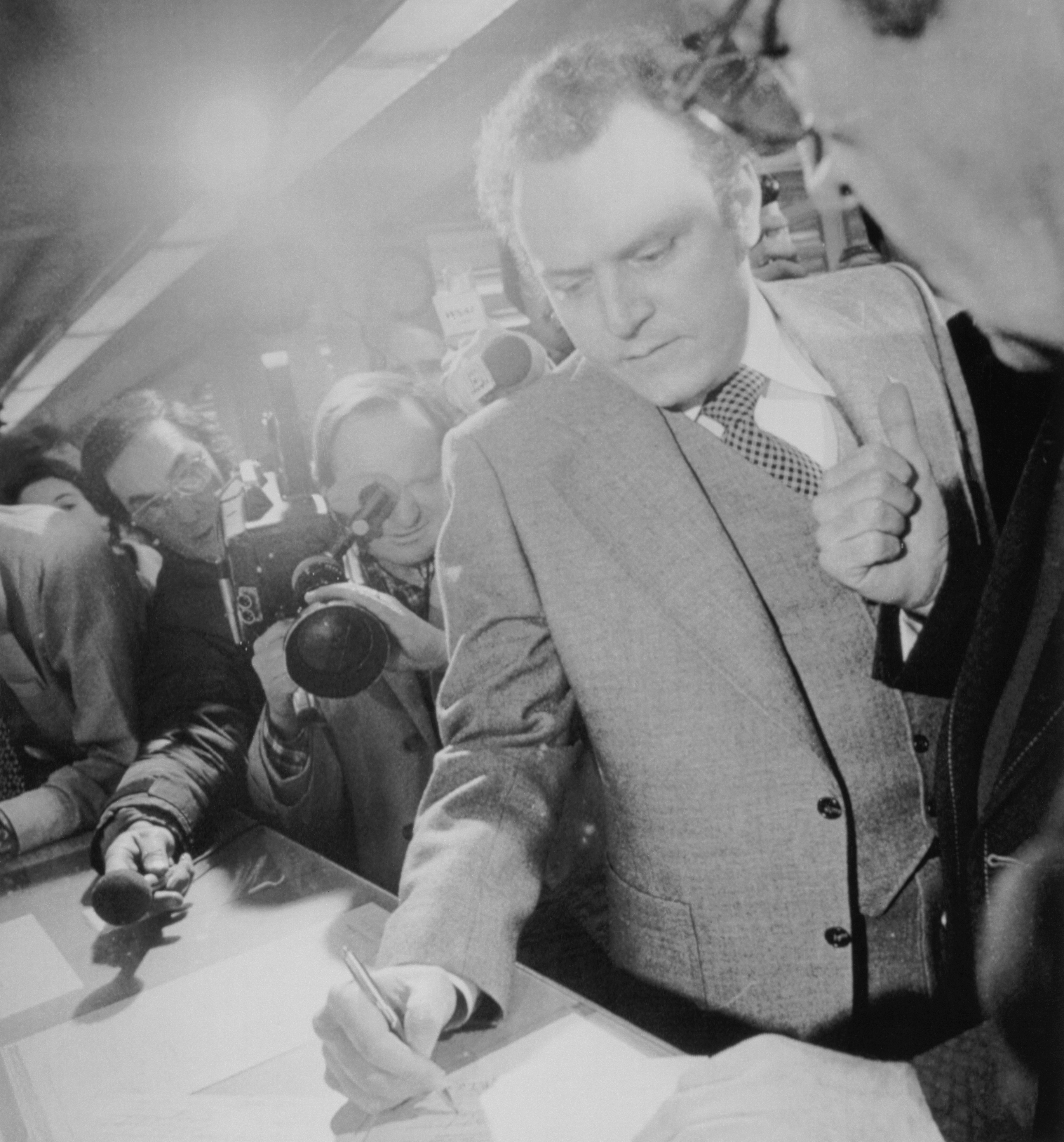Larry Flynt signing prison release forms in Cincinnati, Ohio. | Source: Getty Images