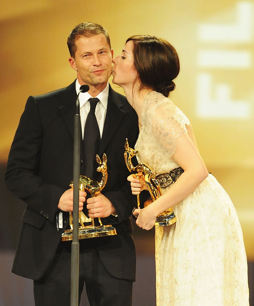 Til Schweiger und Nora Tschirner erhalten den Bambi Film National für ihren Film 'Keinohrhasen' bei der Bambi Awards 2008 Show am 27. November 2008 in Offenburg. (Foto von Sascha Baumann / WireImage) I Quelle: Getty Images