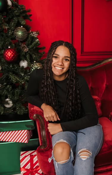 Brynnlee Hampton posing in front of Christmas decorations, from a post dated January 3, 2026 | Source: Facebook/Josue Espinoza