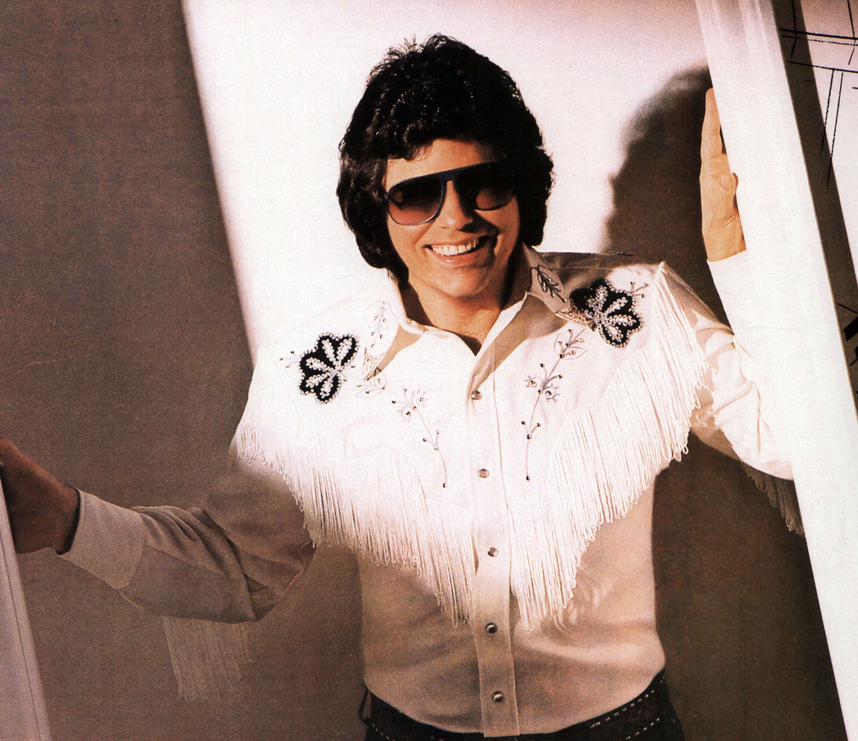 Ronnie Milsap poses for a picture in a fringe white shirt | Source: Getty Images