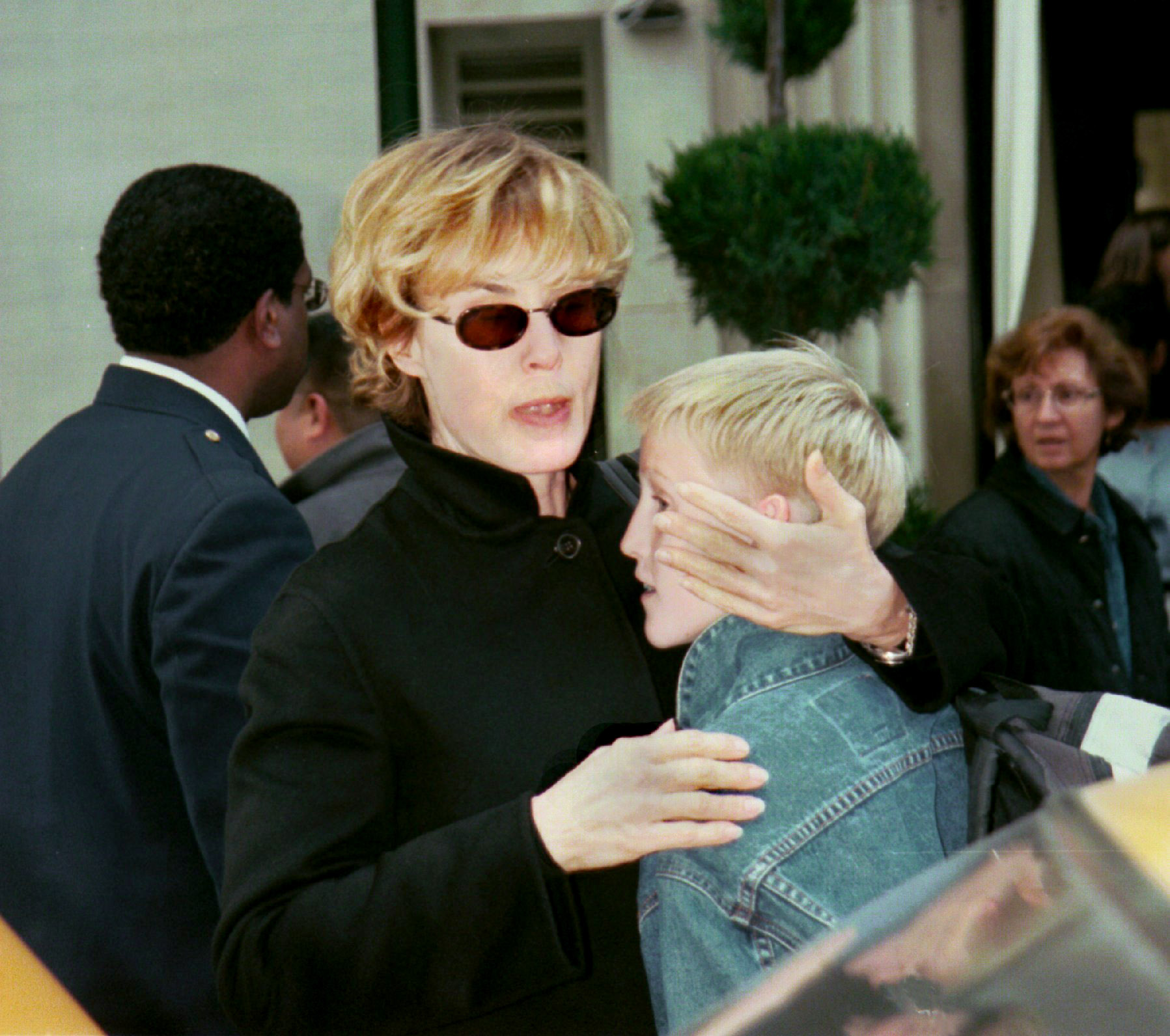 Jessica Lange says goodbye to her son Samuel Walker (Sam Sheppard's son) October 23, 2000 in front of a mid-town hotel in New York City | Source: Getty Images