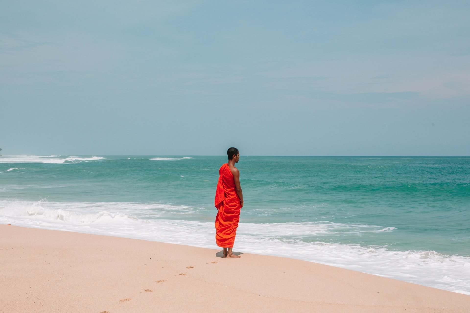 Photo of a monk by the beach | Photo: Pexels