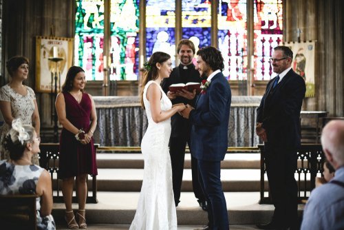 Braut und Bräutigam vor dem Altar. | Quelle: Shutterstock