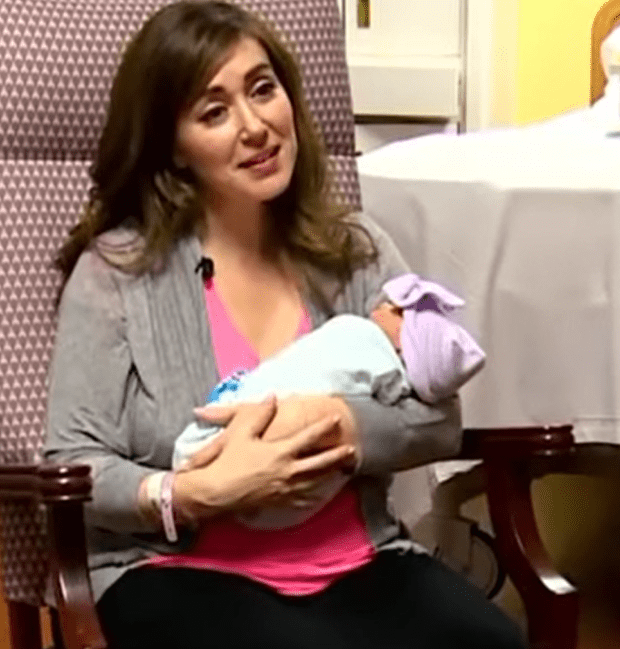 Dr. Amanda Hess holding her new born baby in her arms. | Source: youtube.com/Good Morning America