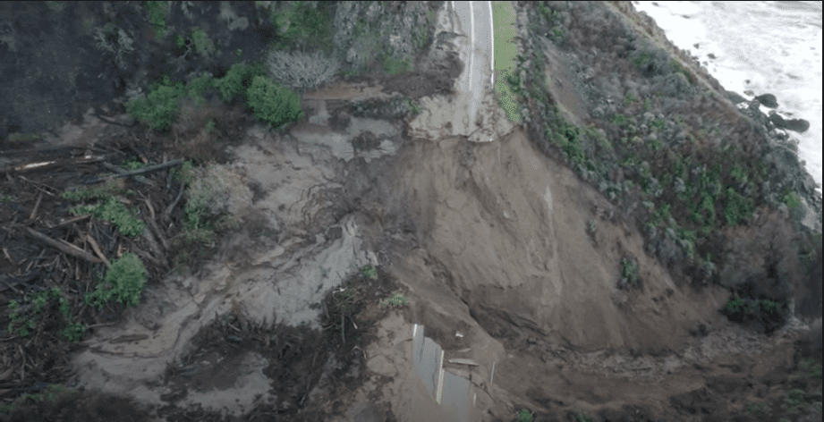 A glimpse into the coastline of the Pacific Ocean where Highway 1 sunk, January, 2021. | Photo: Youtube/kpixcbx. 