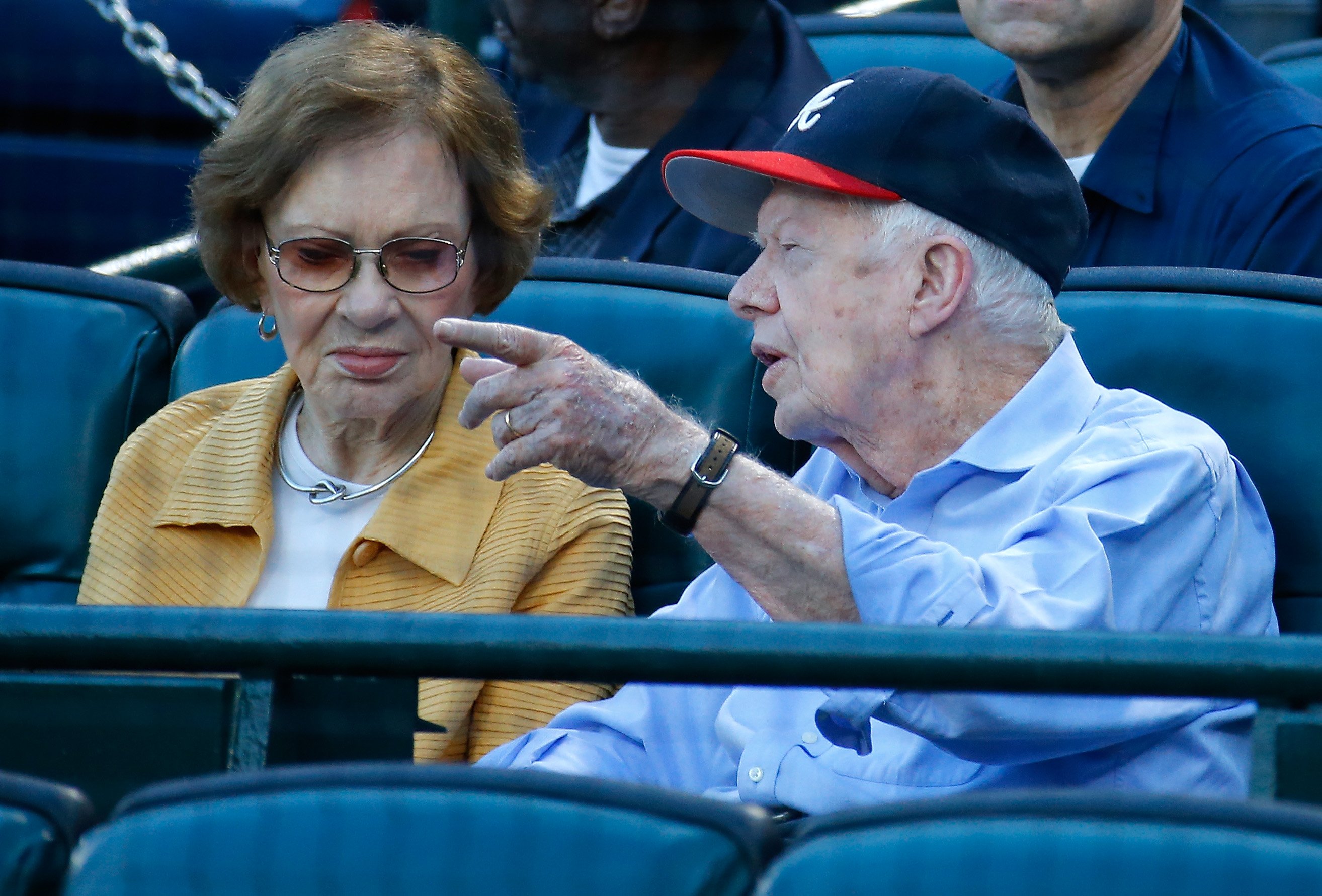 Jimmy Carter et sa femme Rosalynn au match opposant les Braves d'Atlanta et les Blue Jays de Toronto à Atlanta, en Géorgie | Photo: Getty Images