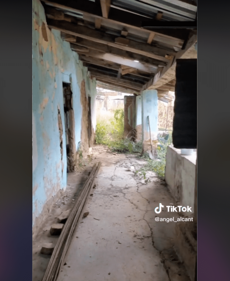 Angel's decaying ancestral home in Mexico | Source: tiktok.com/@angel_alcant