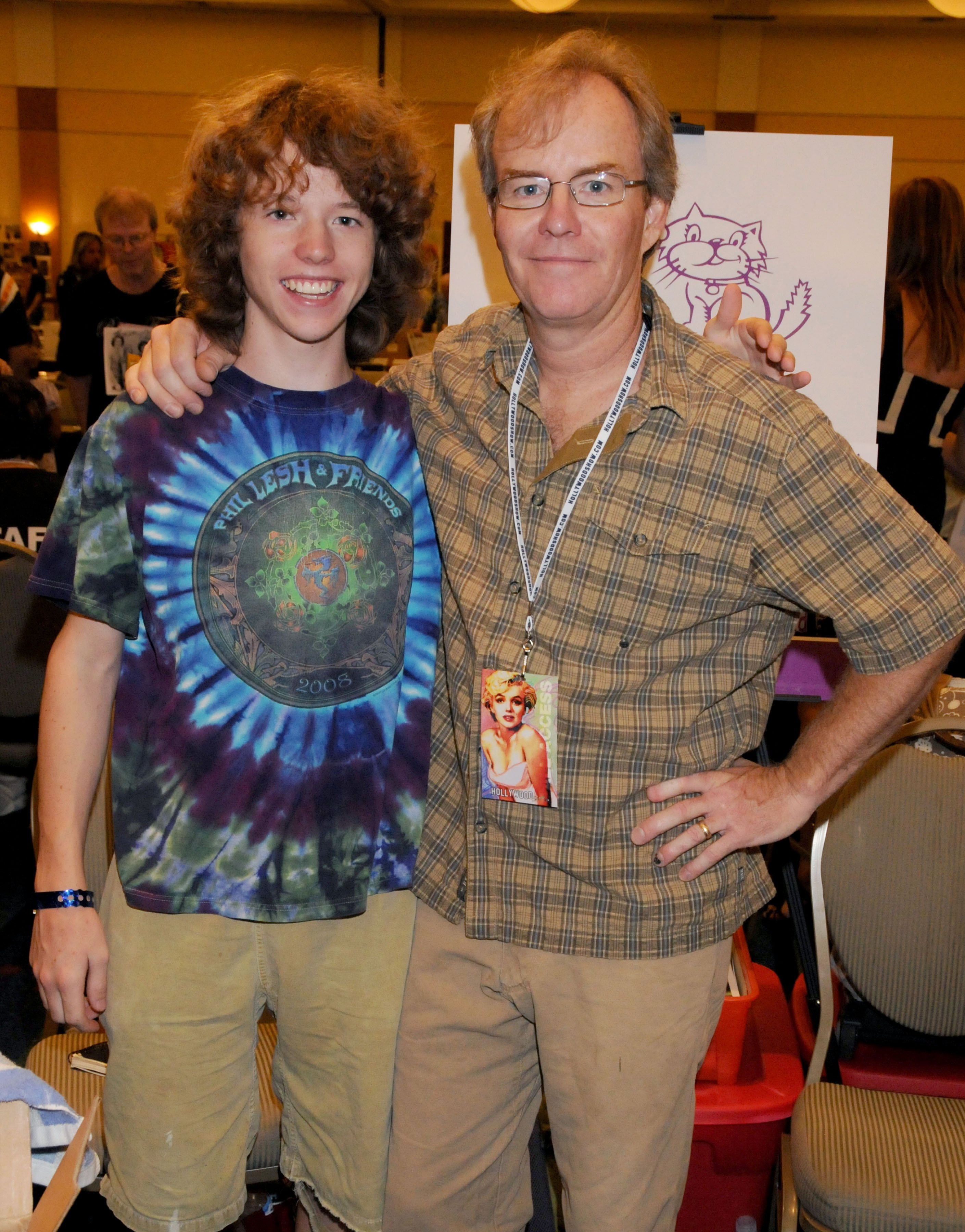 Mike Lookinland and his son Joe pose at The Hollywood Collectors & Celebrities Show in Burbank, California, on July 18, 2009 | Source: Getty Images