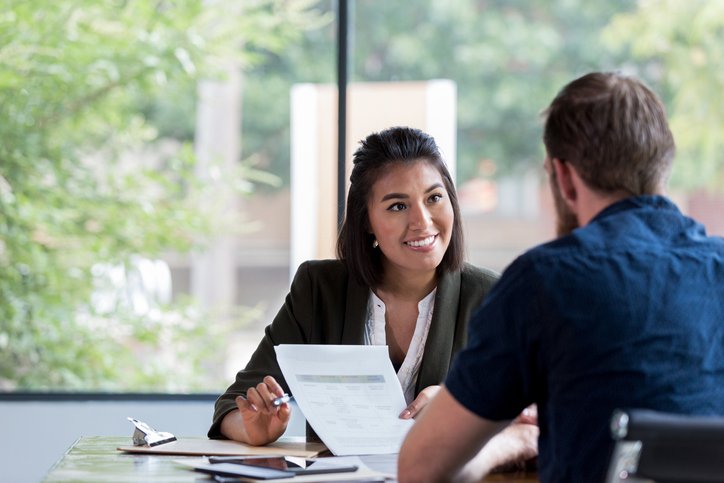 Cheerful businesswoman meets with client | Photo: Getty Images