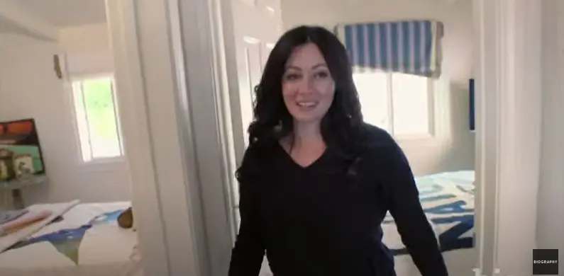 Shannen Doherty house hunting in 2015. | Source: YouTube/Biography