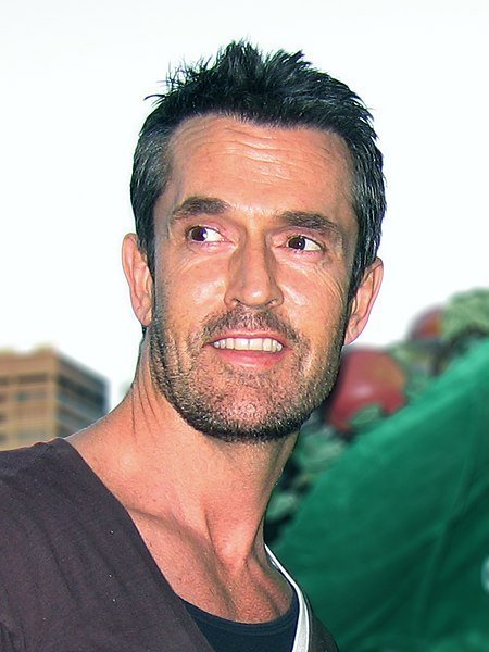  Rupert Everett at the 2007 Sydney Gay and Lesbian Mardi Gras. | Source: Wikimedia Commons