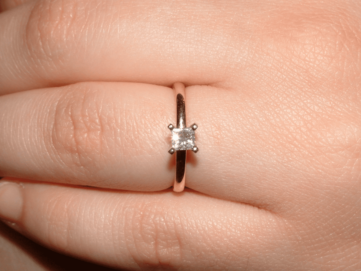 A diamond ring. | Source: Flickr/Chrissy