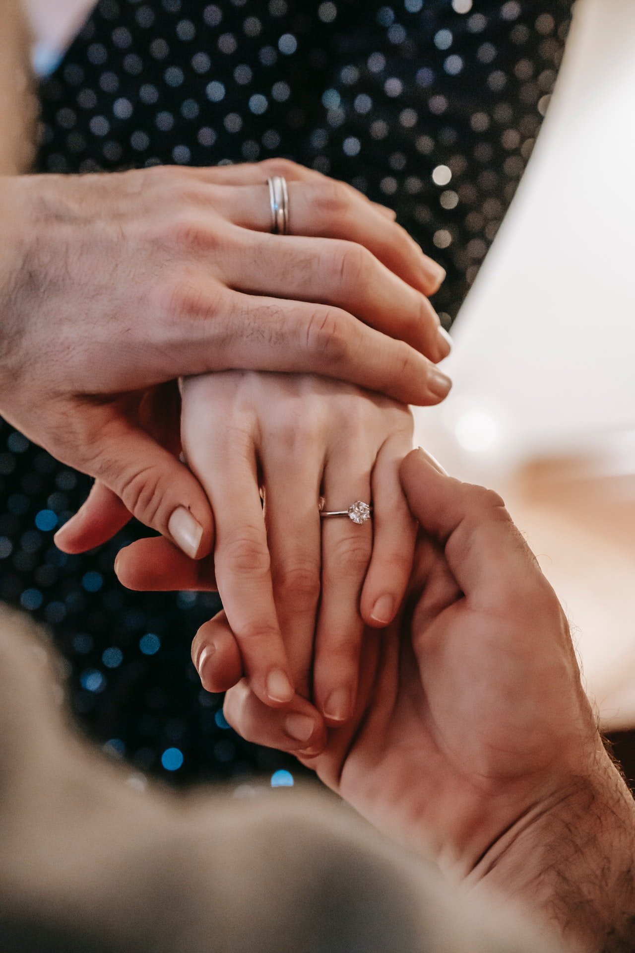 Man holding woman's hand | Source: Pexels