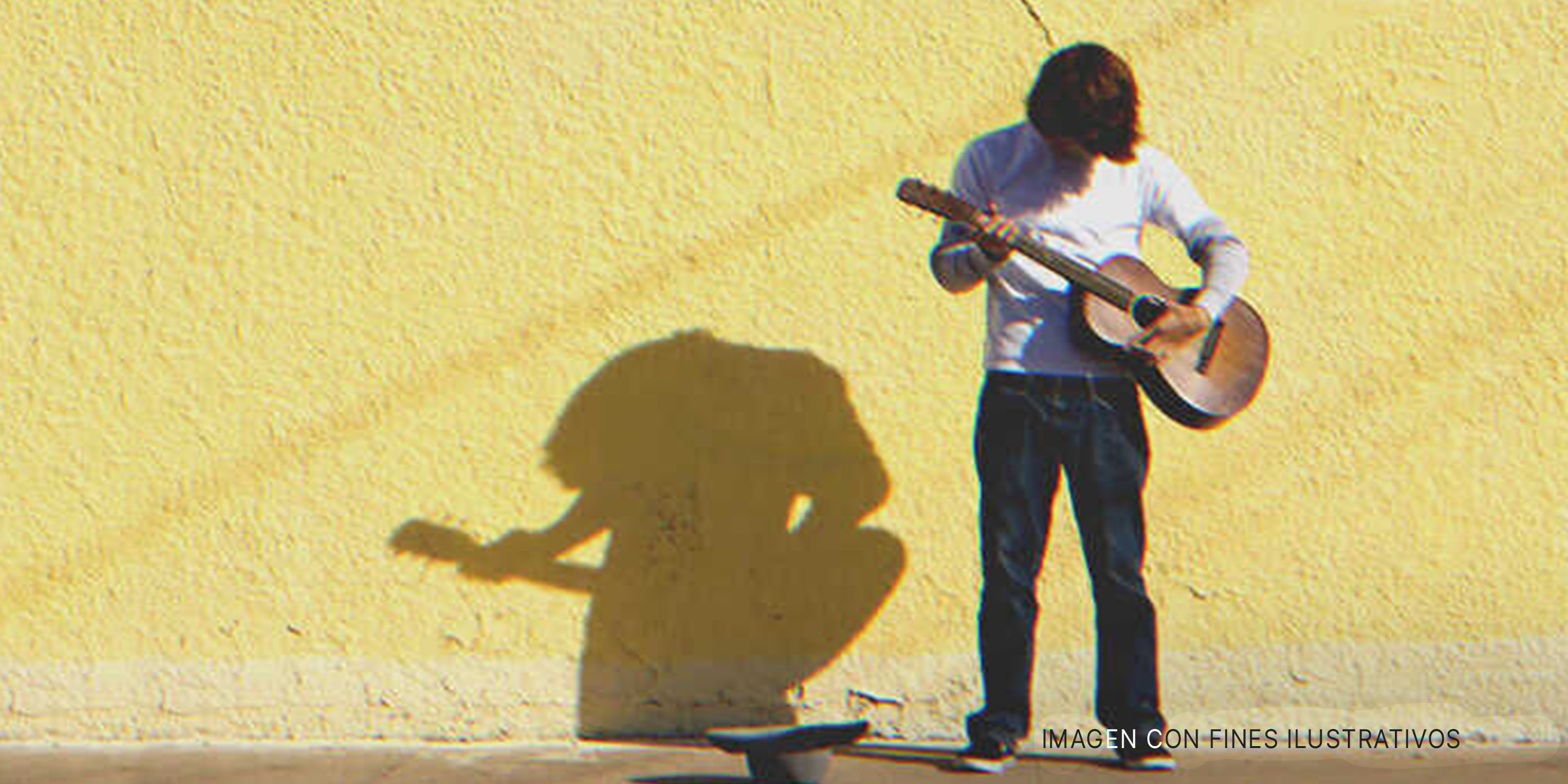 Chico tocando guitarra | Foto: Shutterstock