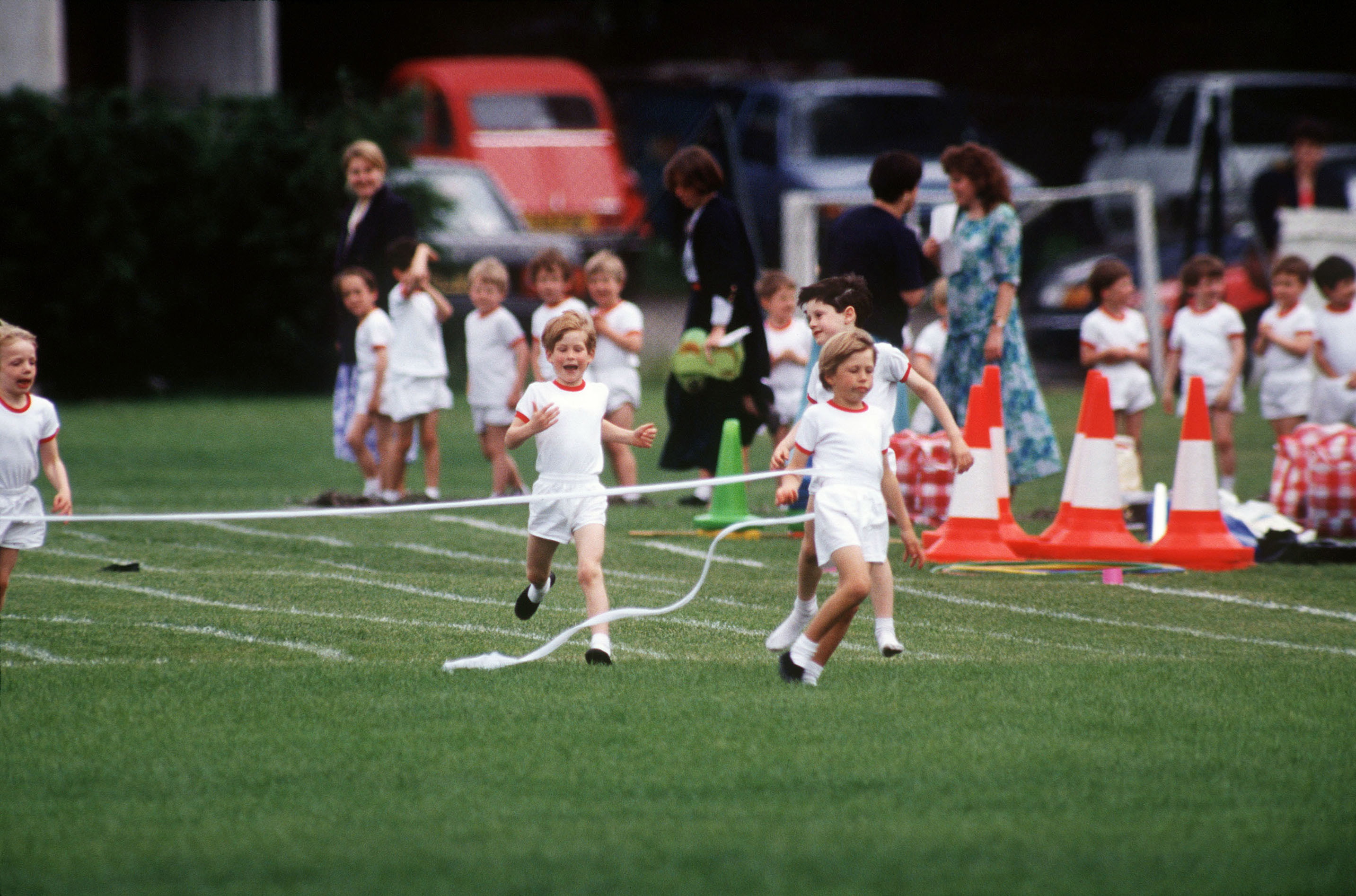 With his gaze fixed ahead and arms pumping, the little prince dashed towards the finish line during another race, cheered on by classmates and parents. The scene was pure joy — a royal in miniature, taking part like any other child on an ordinary school field.