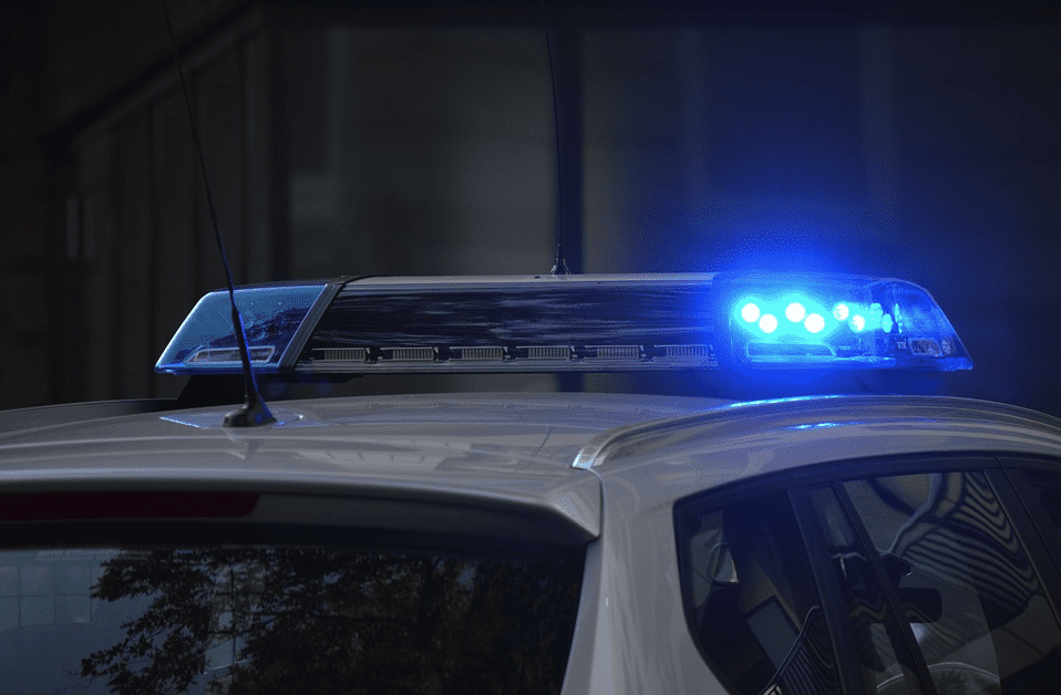 A police car with blue siren light responding to a scene | Photo: Pixabay