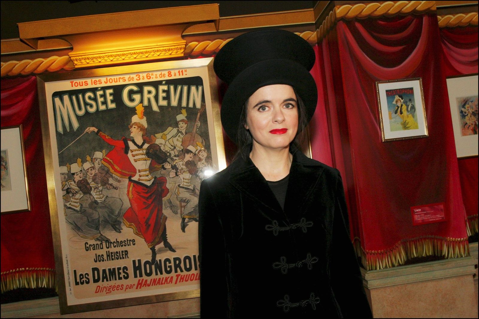 Amélie Nothomb et son mannequin de cire au Musée Grévin à Paris, France, le 04 octobre 2005. | Photo : Getty Images Amélie Nothomb et son mannequin de cire au Musée Grévin à Paris, France, le 04 octobre 2005. | Photo : Getty Images