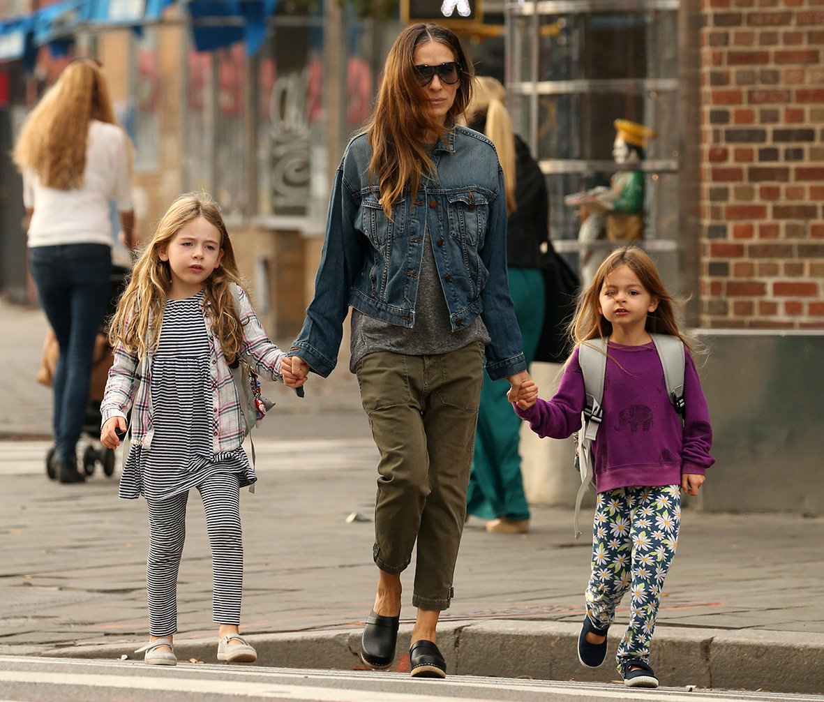 Sarah Jessica Parker and twin daughters Tabitha and Marion enjoy a stroll on November 5, 2015, in New York City. | Source: Getty Images
