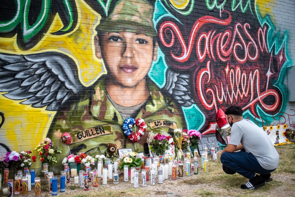 La gente rinde homenaje al mural de Vanessa Guillén, una soldado de Fort Hood el 6 de julio de 2020 en Austin, Texas. | Foto: Getty Images