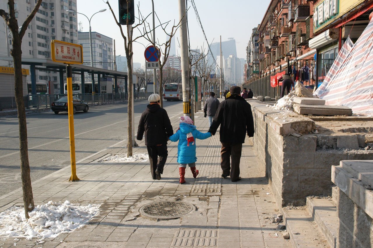Pareja camina con niño | Foto: PublicDomainPictures Pareja camina con niño | Foto: PublicDomainPictures