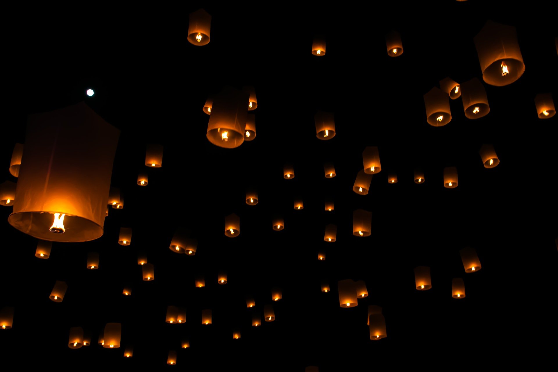 Photo of sky lanterns | Photo: Pexels
