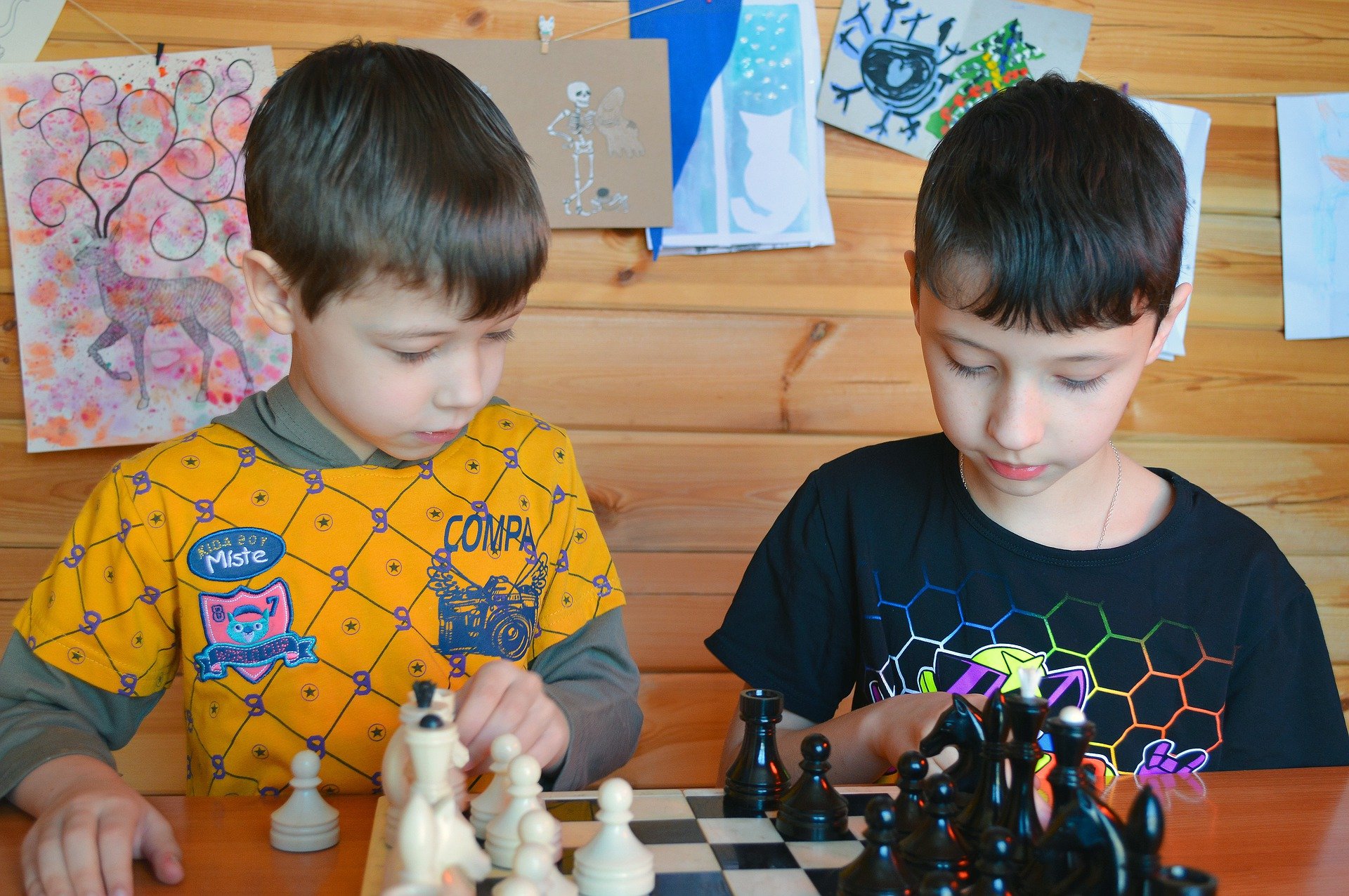 Pictured - Two young boys playing chess | Source: Pixabay