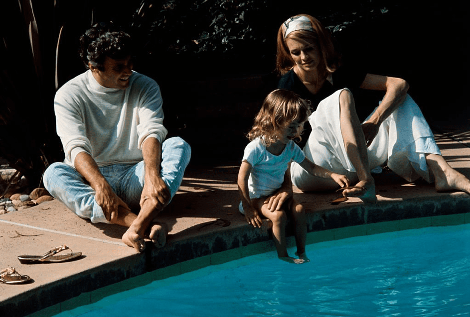 Burt Bacharach, Angie Dickinson und Tochter Lea Nikki zuhause in Hollywood im Juni 1969. | Quelle: Getty Images