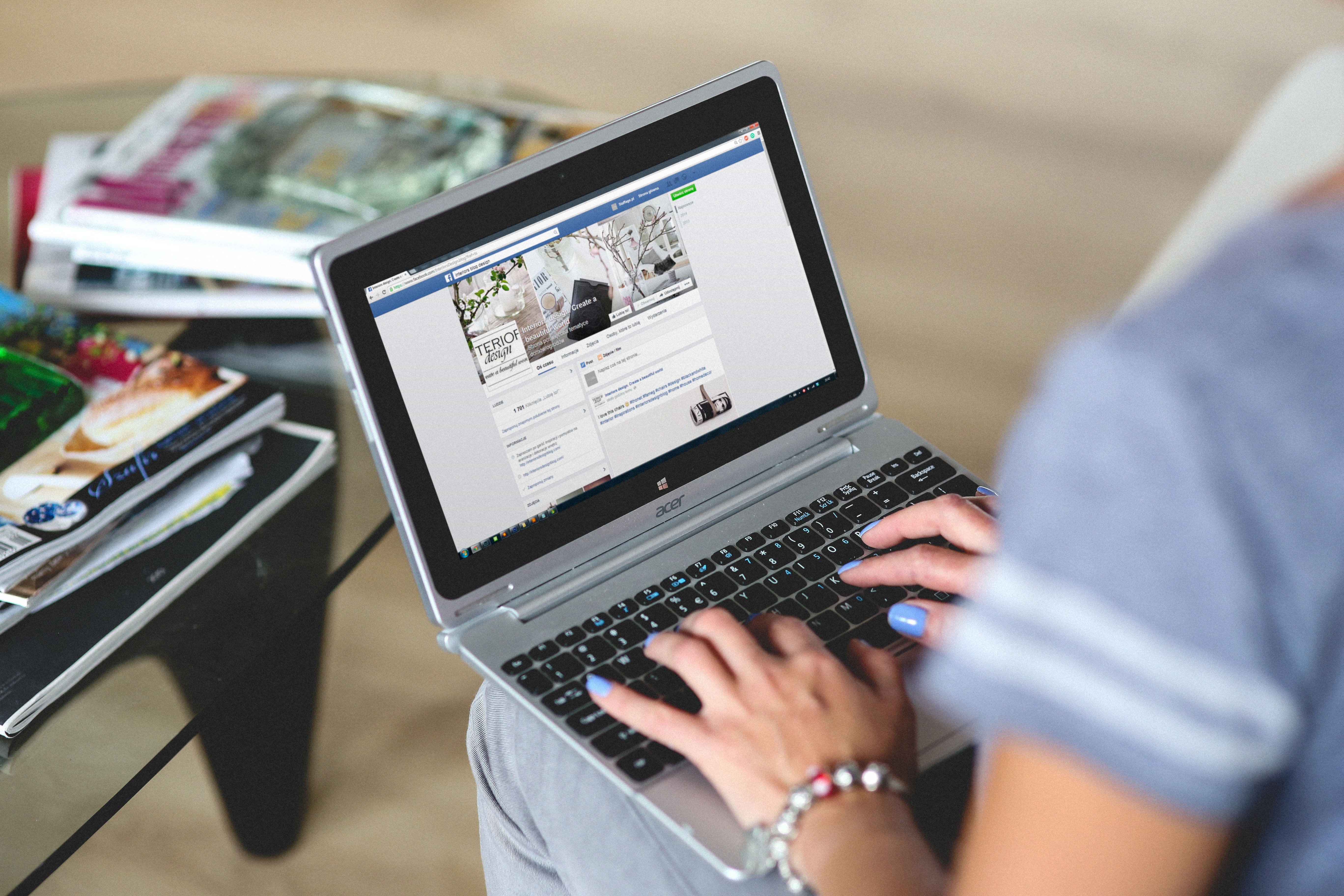 Une femme tapant sur un ordinateur portable. l Source: Pexels