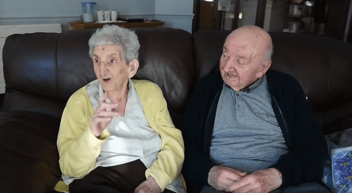 Ada Keating, de 98 años, y su hijo de 80, Tom Keating, juntos en una imagen. | Foto: YouTube/JewishLife