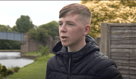 Ryley Ferguson contando la historia de cómo salvó al pequeño. │Foto: Youtube/ Ian White