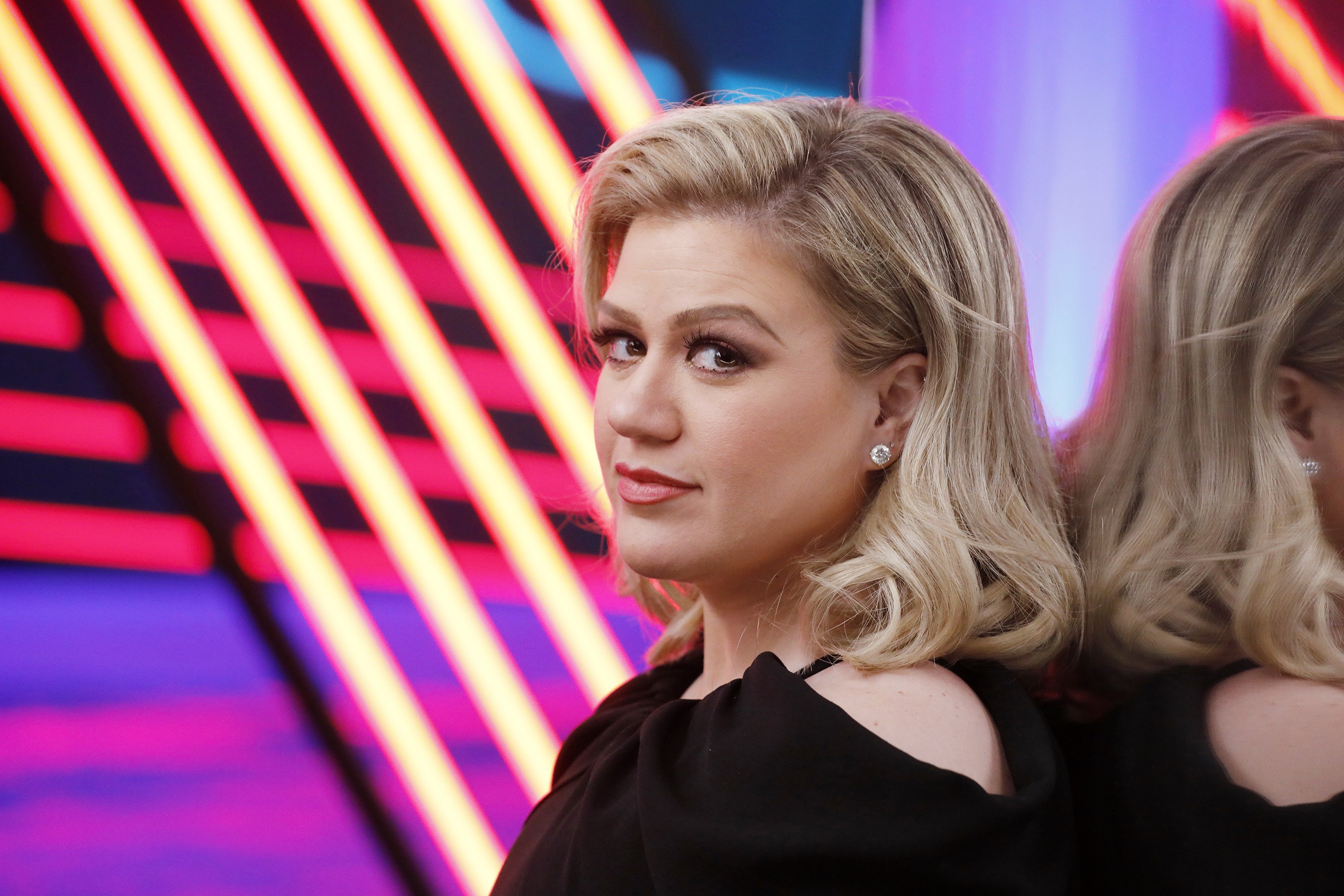 Kelly Clarkson photographed behind the scene of "The Voice" in 2019. | Source: Getty Images 
