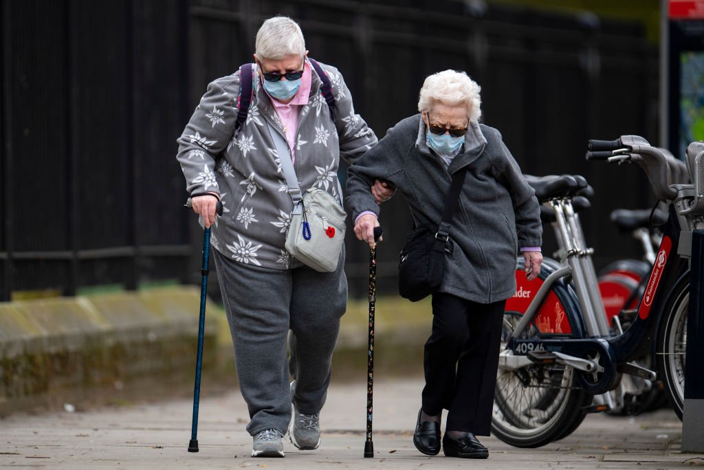 Personas mayores con máscaras faciales caminan por una calle en el centro de Londres el 01 de abril de 2020 en Londres, Inglaterra. I Foto: Getty Images