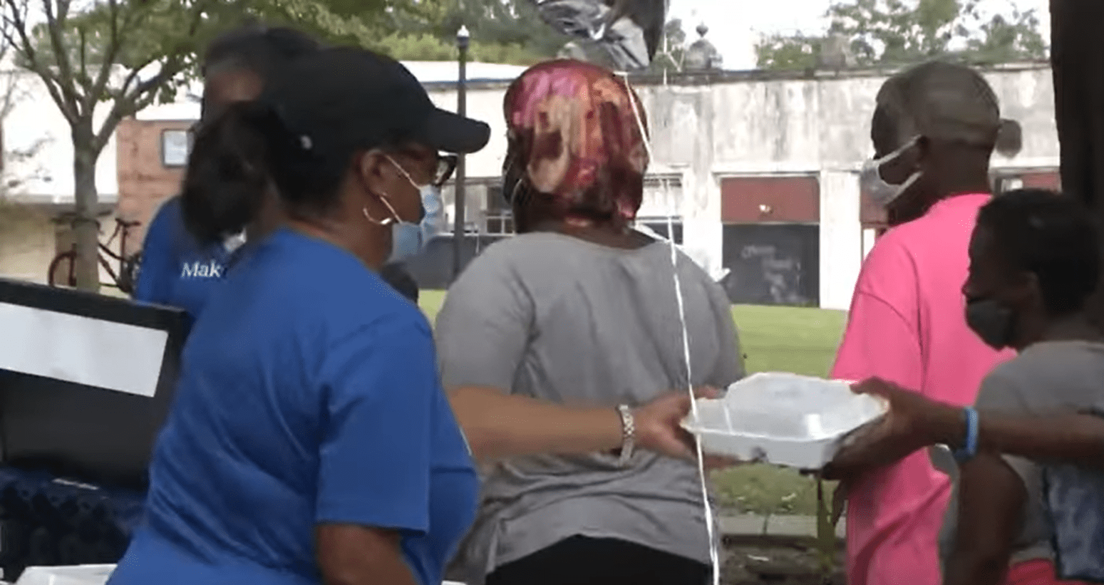 A woman from the Make a Wish Foundation handing out food to homeless individuals. │Source: youtube.com/16 WAPT News Jackson