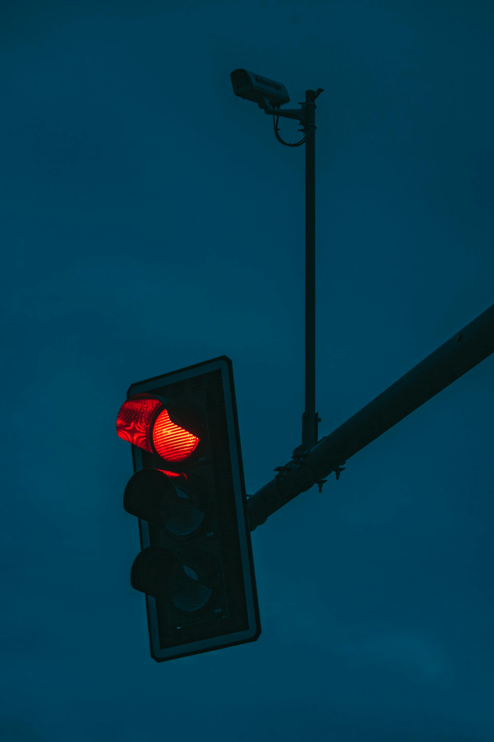 A red traffic light | Source: Pexels