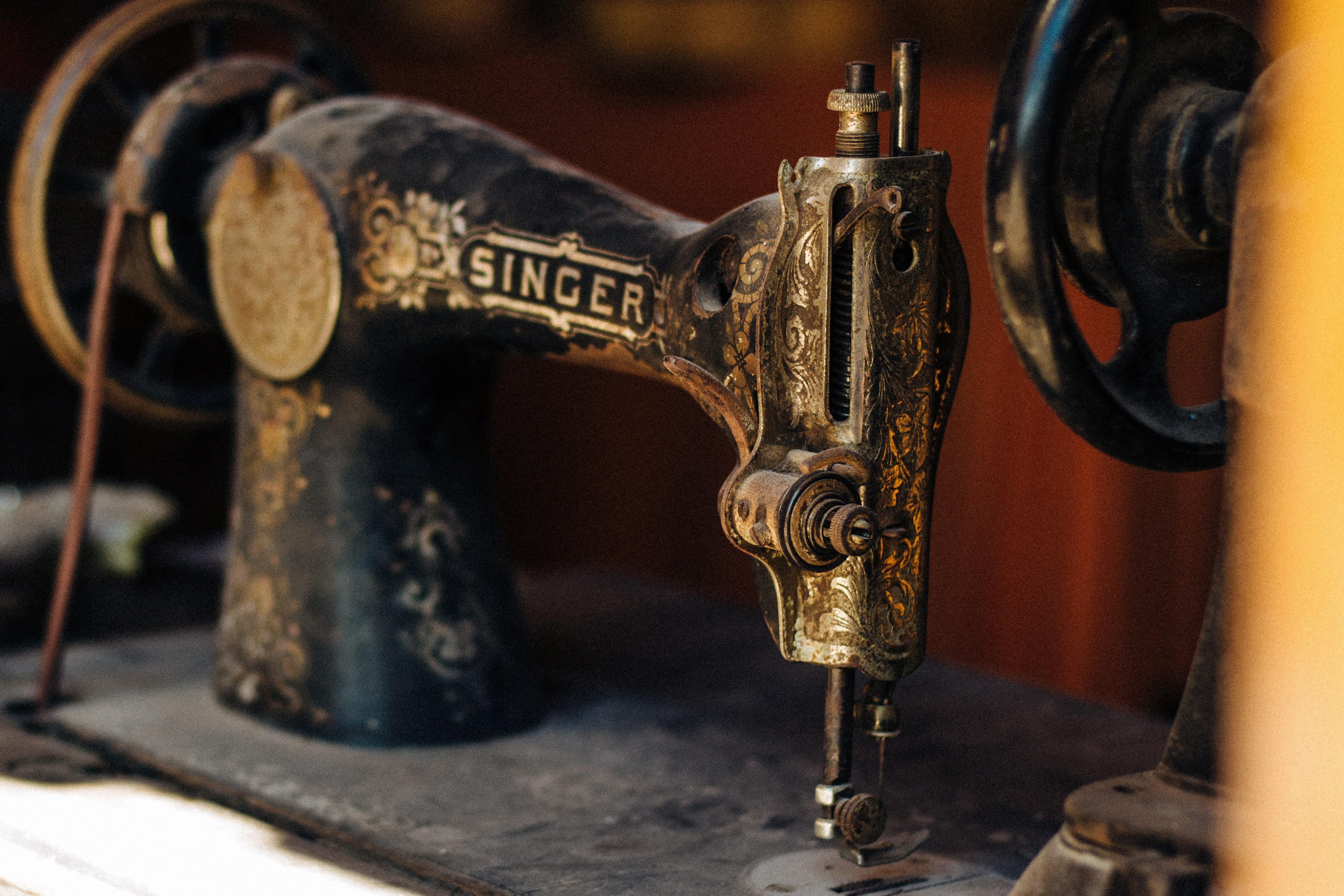 Catherine found an antique sewing machine inside the trunk | Photo: Unsplash