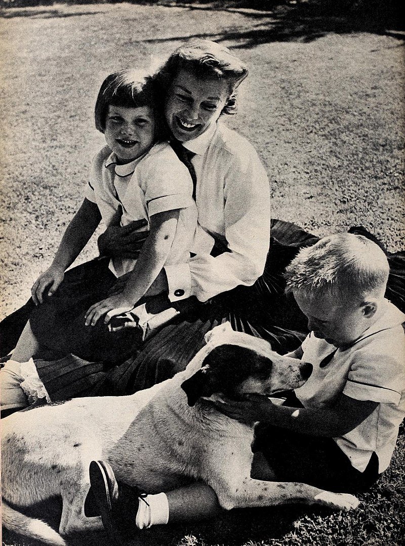June Allyson with her children Pamela and Richard | Source: Wikimedia Common/ Public domain