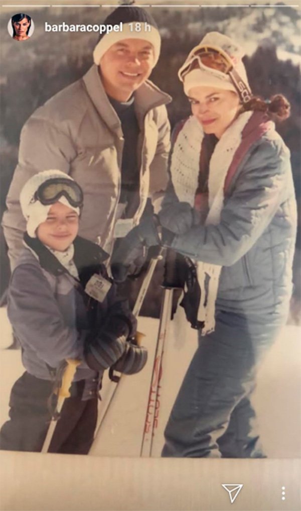 Instagram Story de Bárbara Coppel a sus seis años con sus padres durante unas vacaciones de invierno. Fuente: Instagram / barbaracoppel 
