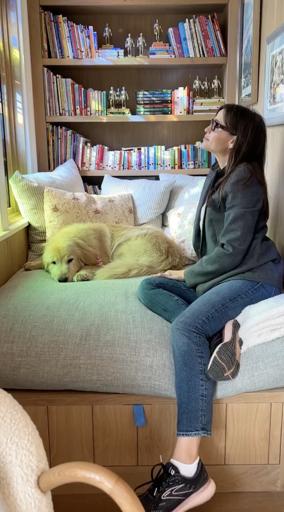 A look inside Jennifer Garner's reading nook from a post dated January 22, 2022. | Source: Instagram/jennifer.garner