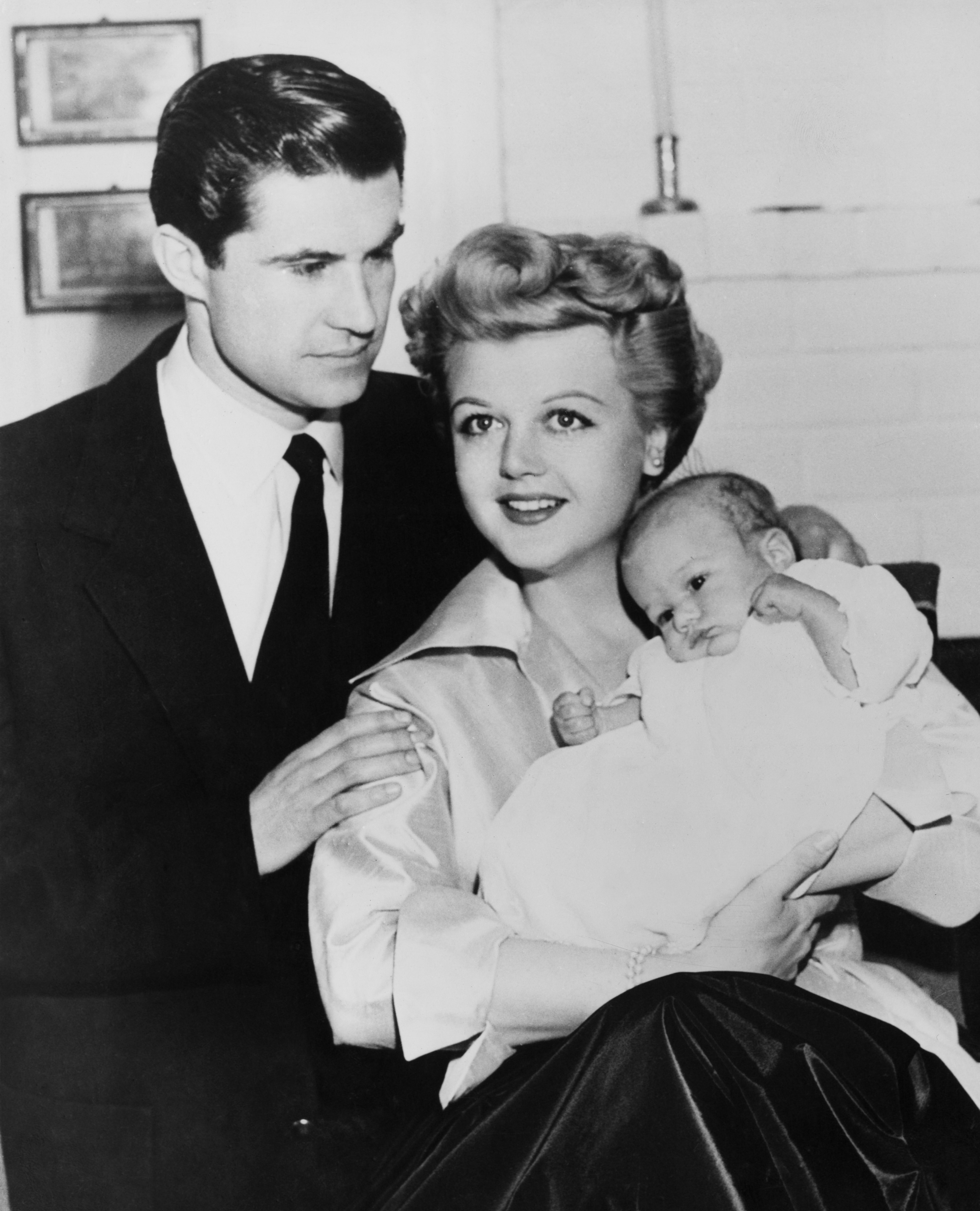 Angela Lansbury con su marido, el actor Peter Shaw (1918 - 2003) y su hijo de tres meses Anthony Peter en su casa de Hollywood, California, 1952. | Foto: Getty Images 