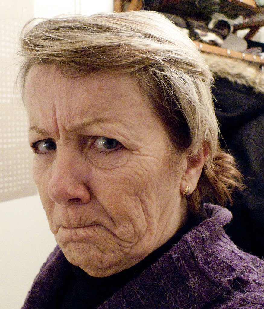 Mujer mayor luce enfadada. | Foto: Flickr