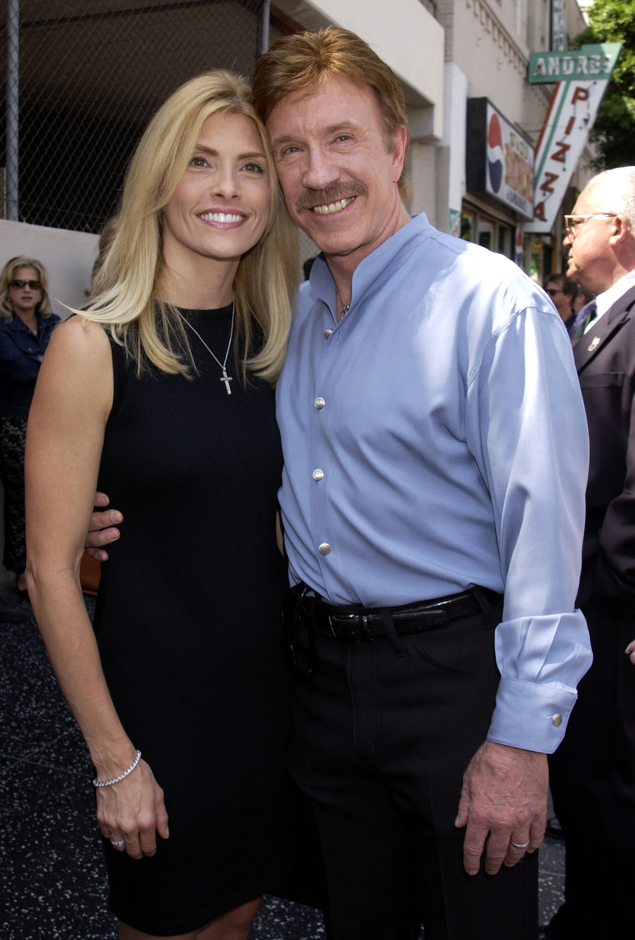 Chuck Norris and his wife Gena O'Kelley in Hollywood in 2002 | Source: Getty Images 