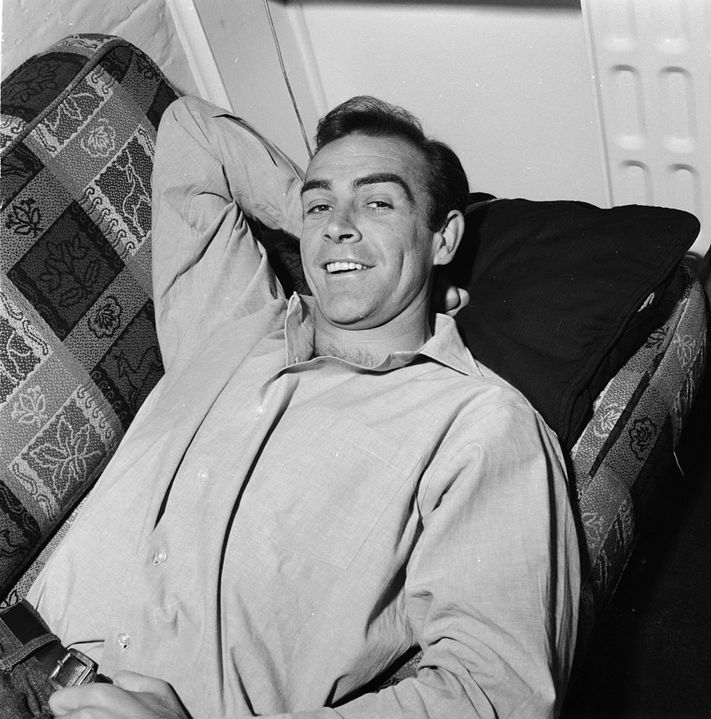 Schauspieler Sean Connery, nachdem er 1962 die Rolle des James Bond in "Dr. No" gelandet hatte, entspannt in seiner Kellerwohnung  London's NW8 in 1962 | Foto: Chris Ware / Keystone Features / Getty Images